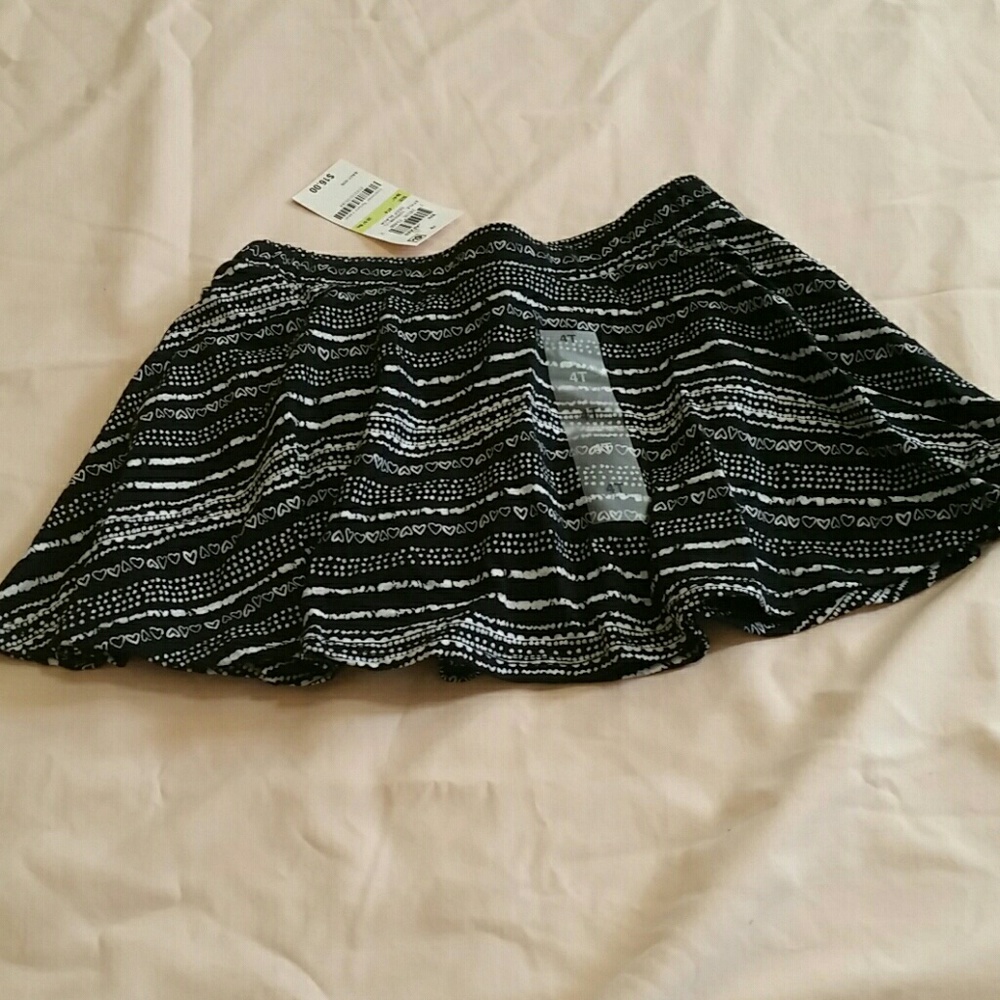 NWT. Girl's black/white scooter  skirt size 4T